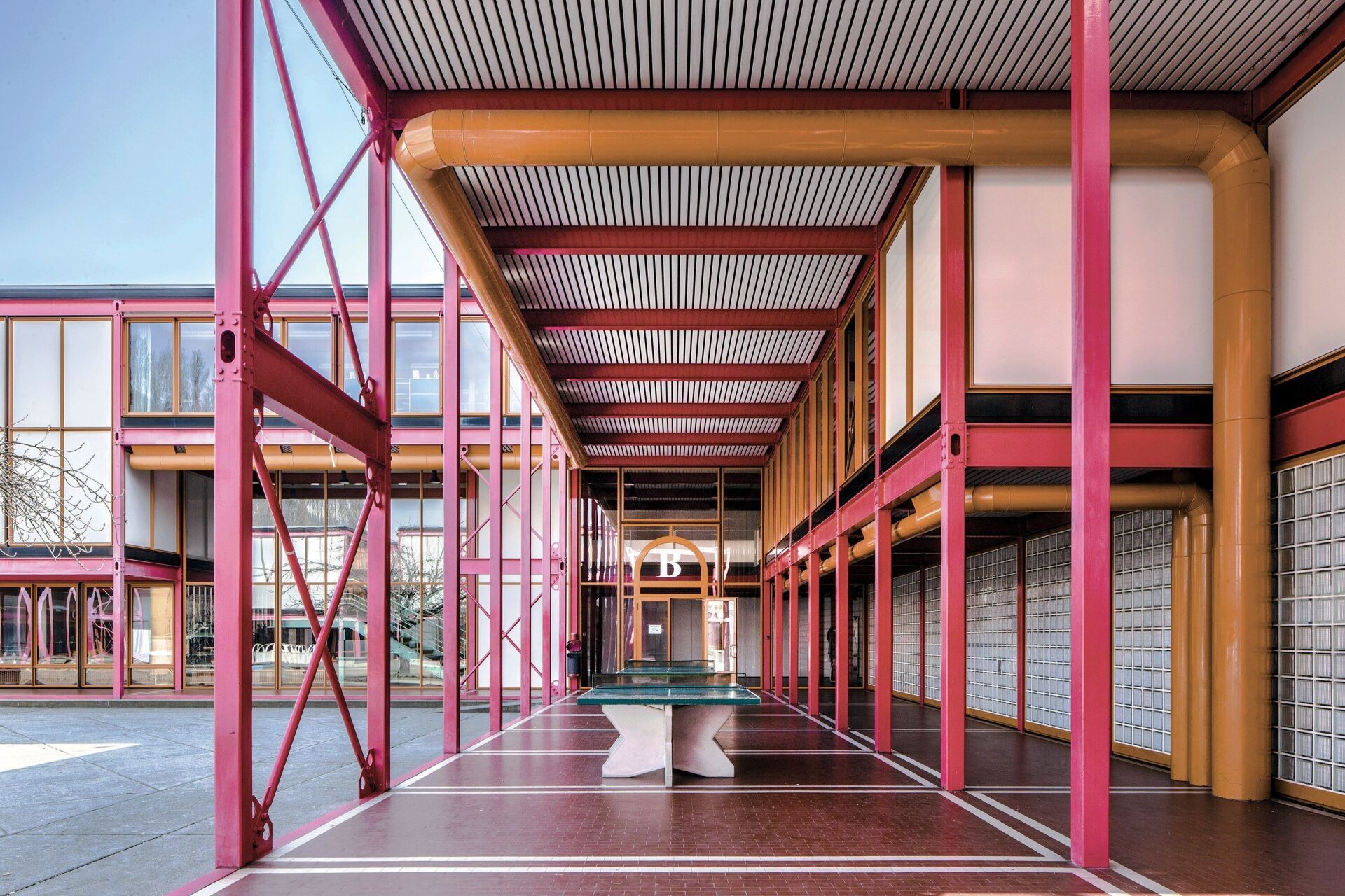 Livio Vacchini und Aurelio Galfetti, Mittelschule Losone, 1974. Das Gebäude zählt zu den zwölf Fallstudien, die in der Ausstellung vertieft untersucht werden. | Foto: Roberto Conte Roberto Conte