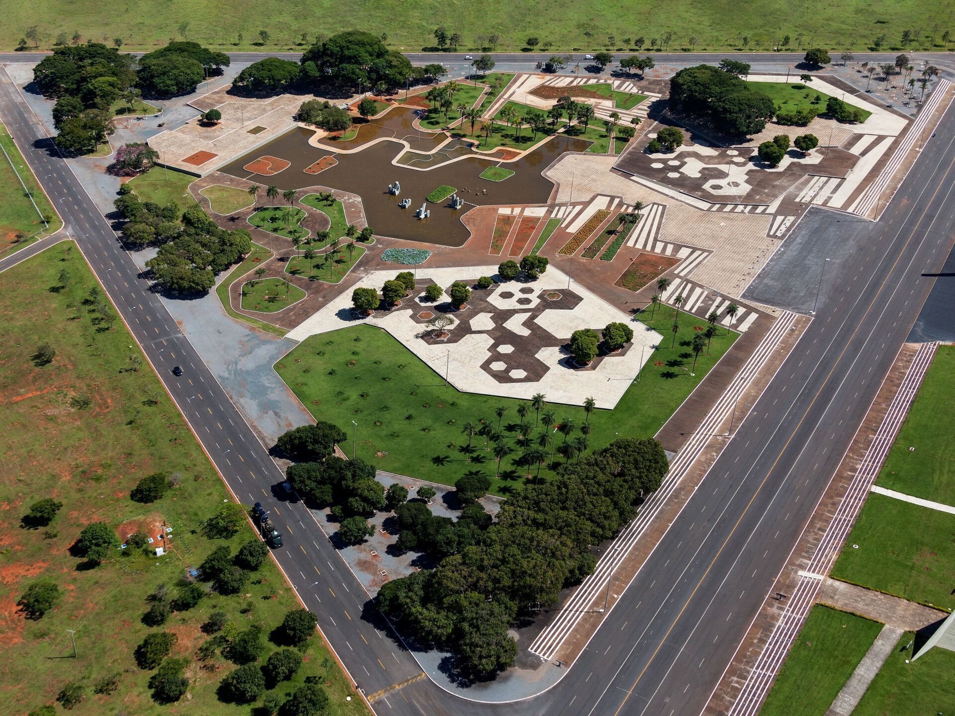 Praça dos Cristais, Brasília, 1972 | Foto: Leonardo Finotti Praça dos Cristais, Brasília, 1972 | Foto: Leonardo Finotti