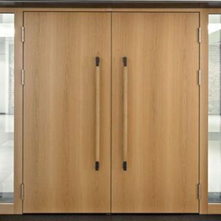 Portes pivotantes à rotation inverse