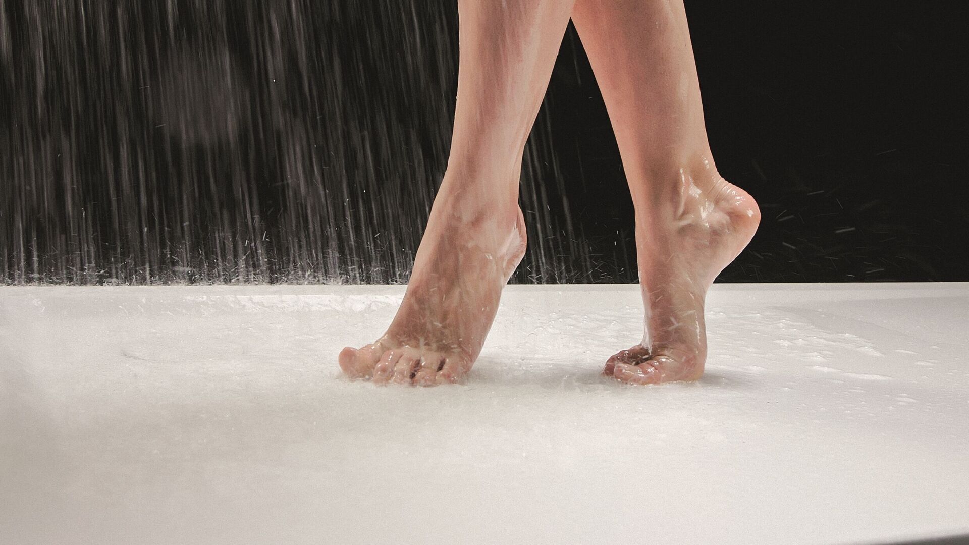 Invisible Grip et Secure Plus offrent une stabilité et une expérience de douche ou de bain luxueuse sans risque de faux pas, et ce, dans tous les sens du terme, à savoir en ne glissant pas sur la surface élégante de la salle de bain ou en ne commettant pas d'impair en matière d'esthétique. | | Photo: ©Kaldewei Invisible Grip et Secure Plus offrent une stabilité et une expérience de douche ou de bain luxueuse sans risque de faux pas, et ce, dans tous les sens du terme, à savoir en ne glissant pas sur la surface élégante de la salle de bain ou en ne commettant pas d'impair en matière d'esthétique. 