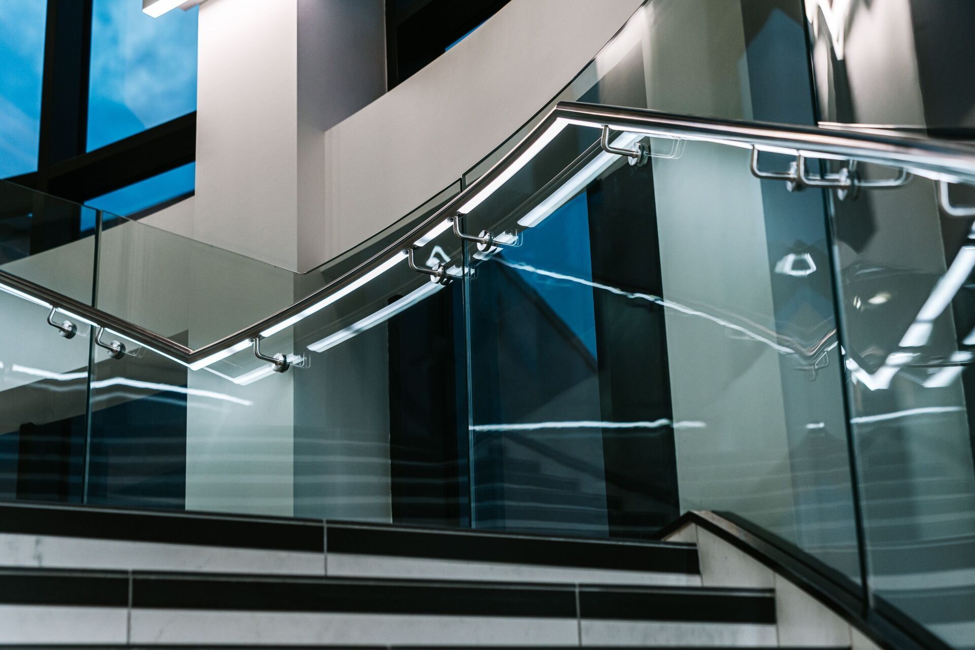 Idéal pour un montage mural, sur vitre ou sur balustrade| Photo © Q-railing Idéal pour un montage mural, sur vitre ou sur balustrade| Photo © Q-railing