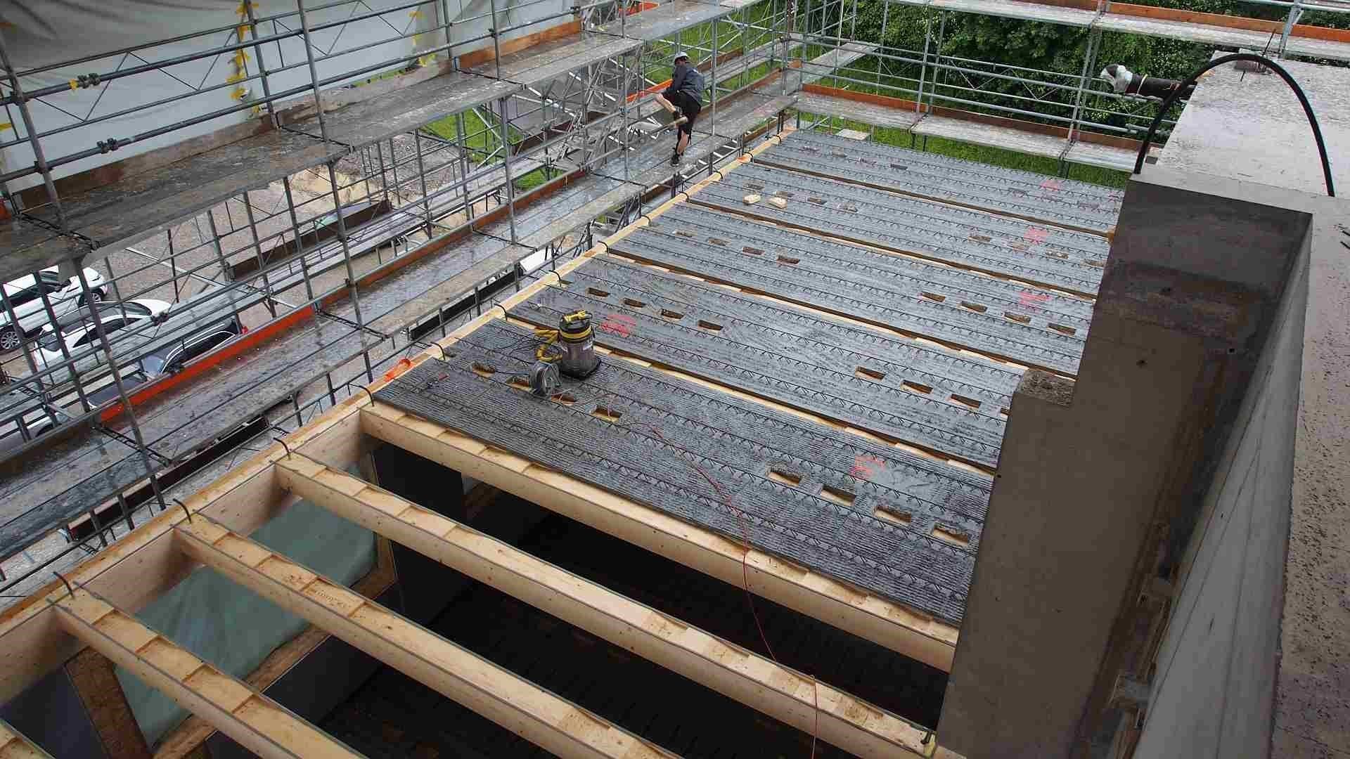 Eléments de plafond en construction mixte bois-béton: L'effet de disque des poutres en bois est obtenu par la liaison avec le béton coulé sur place et les cames de cisaillement. Eléments de plafond en construction mixte bois-béton: L'effet de disque des poutres en bois est obtenu par la liaison avec le béton coulé sur place et les cames de cisaillement.