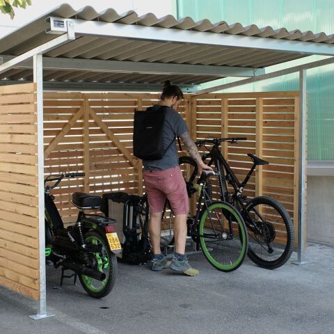 Velounterstand aus Schweizer Lärchenholz