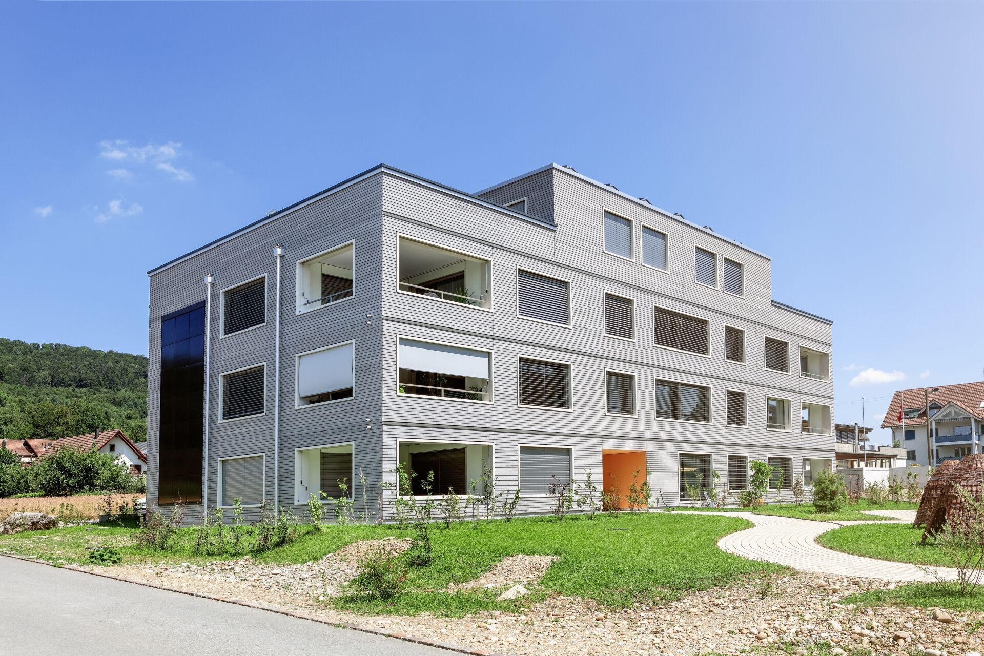 Wärmepumpen arbeiten mit erneuerbarer Energie aus der Luft, dem Erdreich oder aus dem Grundwasser. Die Kombination mit einer Photovoltaik-Anlage erhöht den Anteil an erneuerbarer Energie. Mehrfamilienhaus