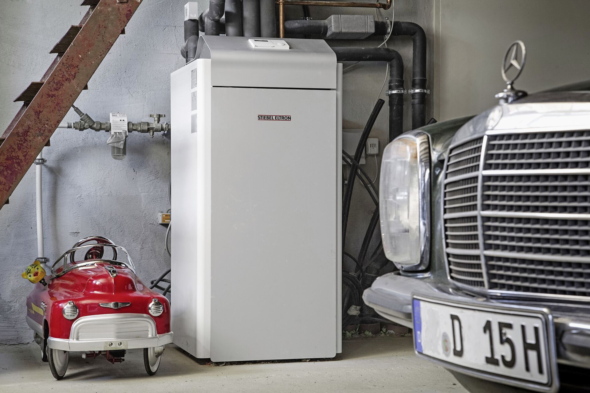 Die Wärmepumpe ist das einzige Heizsystem, das auch kühlen kann. Voraussetzung ist eine Fussbodenheizung, durch die die Pumpe kaltes Wasser leitet: Ein effizientes und geräuschloses Kühlsystem ohne Zugluft. Waermepumpe