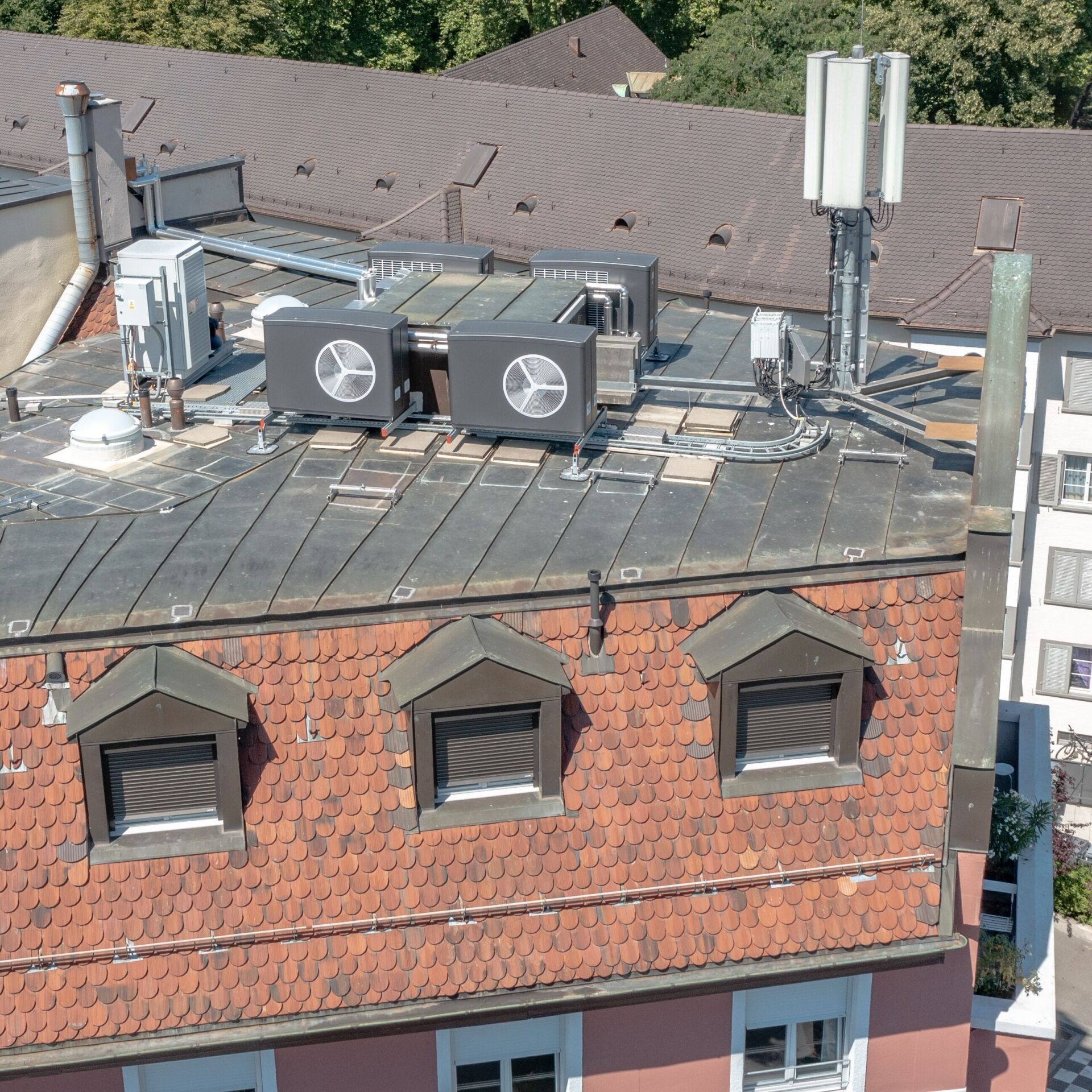 Farblich an das Dach angeglichene Wärmepumpen. © Fundamenta Real Estate AG Farblich an das Dach angeglichene Wärmepumpen. © Fundamenta Real Estate AG
