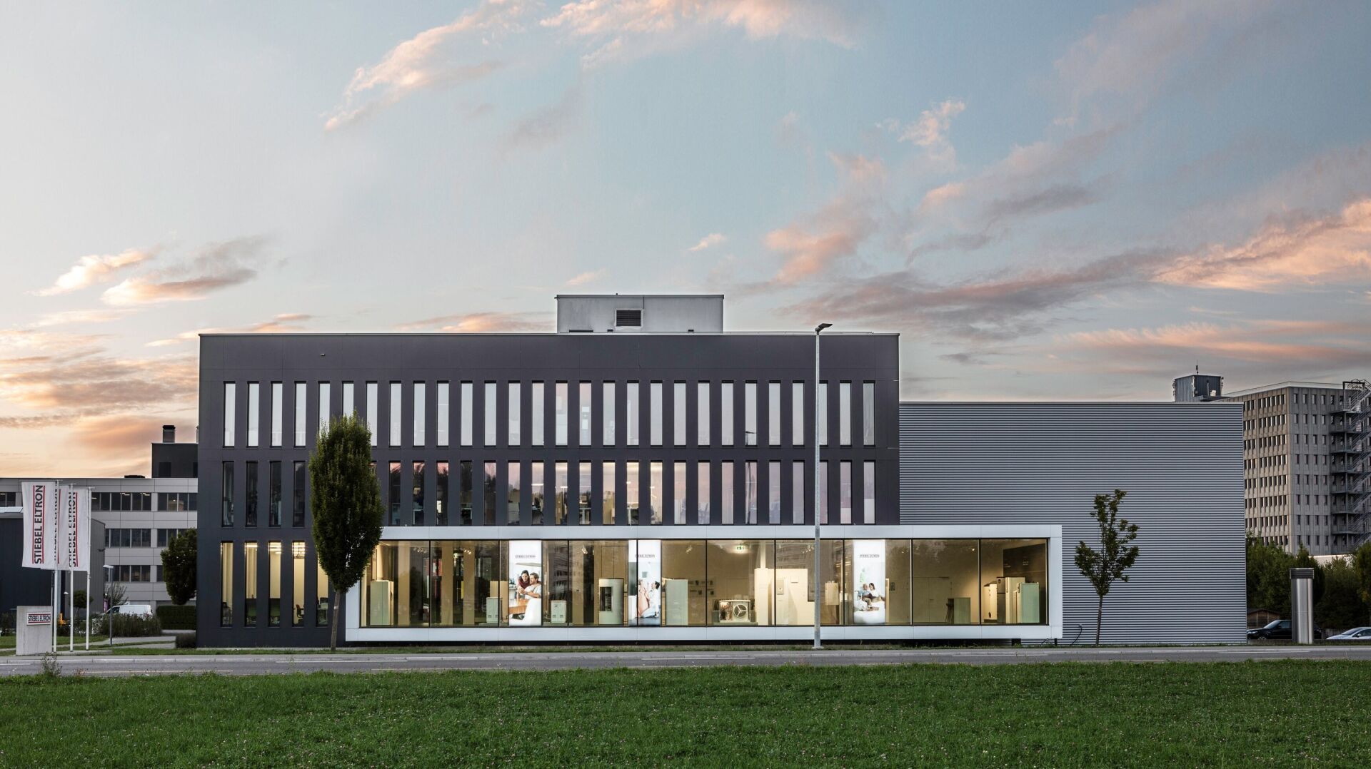 Mit rund 6000 Mitarbeitern weltweit setzt der Konzern mit Schweizer Niederlassung und eigenem Showroom in Lupfig von der Produktentwicklung bis zur Fertigung konsequent auf eigenes Know-how. Mit rund 6000 Mitarbeitern weltweit setzt der Konzern mit Schweizer Niederlassung und eigenem Showroom in Lupfig von der Produktentwicklung bis zur Fertigung konsequent auf eigenes Know-how.