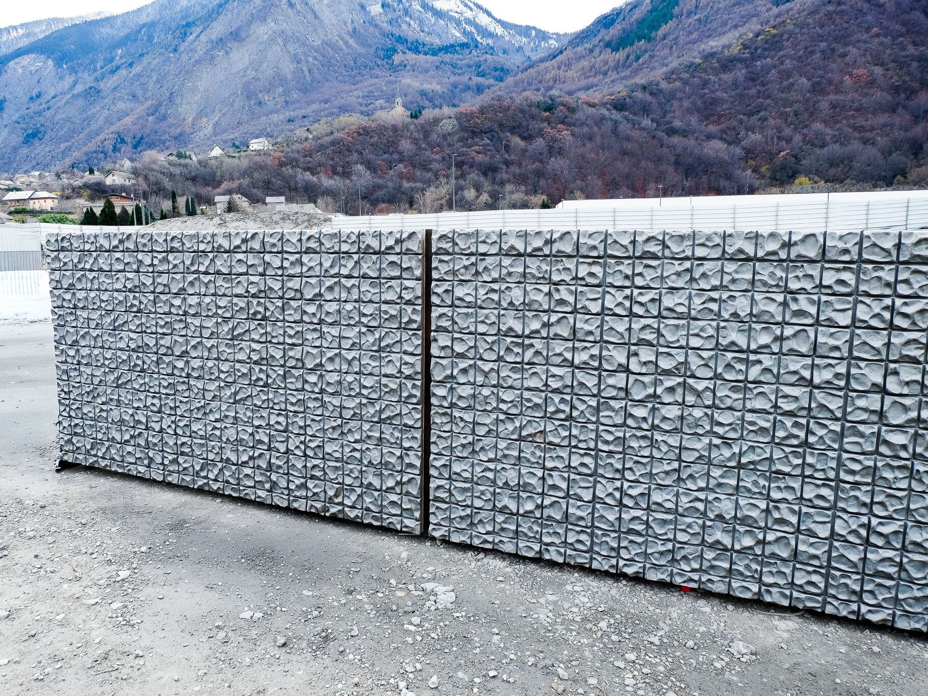 Mit der Matrize «Gabion» gefertigte Schallschutzwand am Basistunnel Lyon–Turin | Foto © NOE Schaltechnik GmbH Mit der Matrize «Gabion» gefertigte Schallschutzwand am Basistunnel Lyon–Turin | Foto © NOE Schaltechnik GmbH