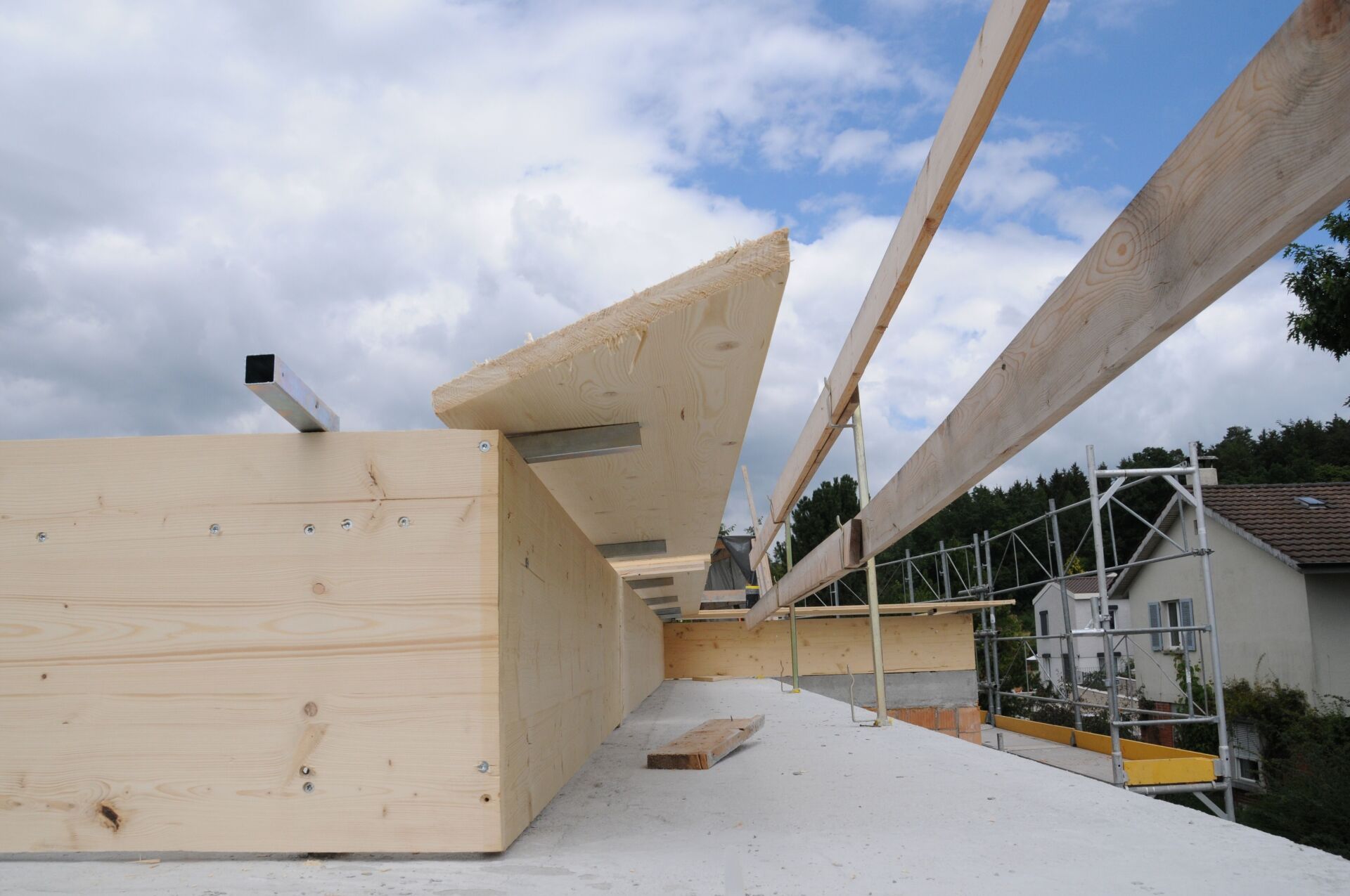 Das Uni-Fix-System ermöglicht die Gestaltung von schlanken und widerstandsfähigen Dach- und Terassenabschlüssen. | Foto © Albanese Baumaterialien AG Das Uni-Fix-System ermöglicht die Gestaltung von schlanken und widerstandsfähigen Dach- und Terassenabschlüssen. | Foto © Albanese Baumaterialien AG