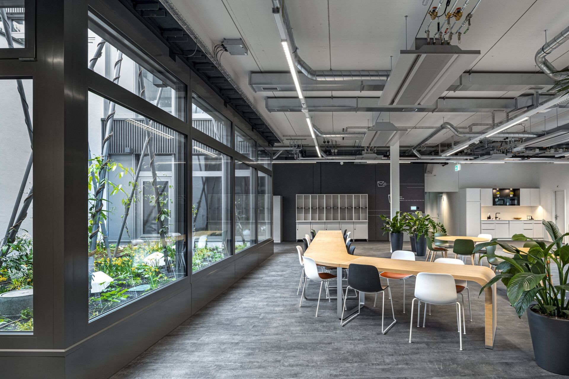 Le système de bandeaux lumineux Tecton II dans le centre de compétences «uptownBasel». | Photo: Jens Ellensohn Das Lichtbandsystem Tecton II im Kompetenzzentrum «uptownBasel».