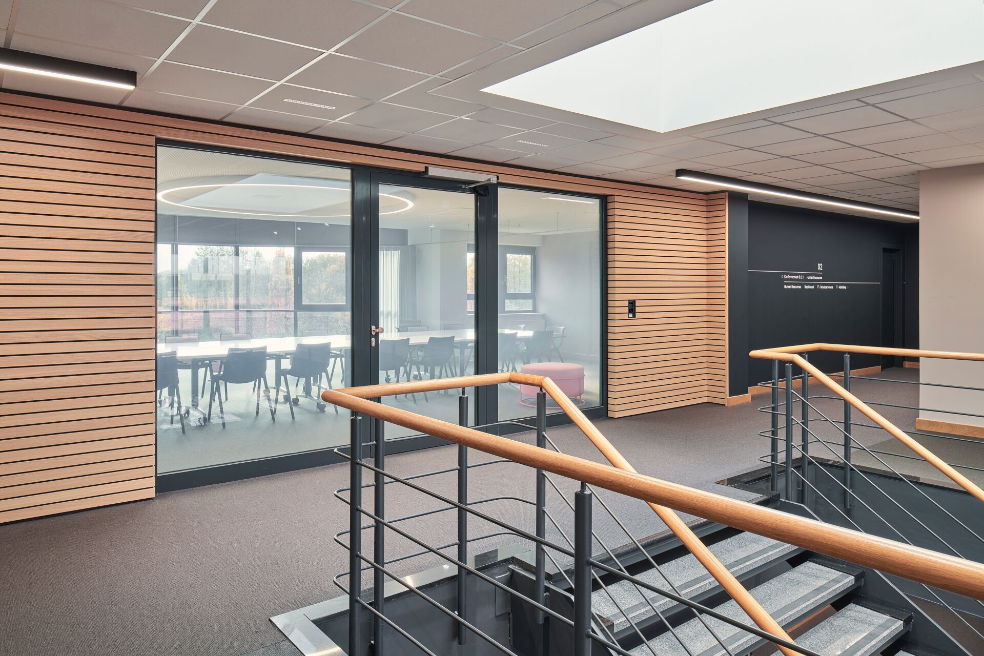 Basierend auf extrem belastbaren Gipsfaserplatten mit Echtholzfurnier überzeugt das ansprechende Lamellensystem Designline auch in Sachen Brandschutz und Raumakustik. | Foto © Knauf AG Basierend auf extrem belastbaren Gipsfaserplatten mit Echtholzfurnier überzeugt das ansprechende Lamellensystem Designline auch in Sachen Brandschutz und Raumakustik. | Foto © Knauf AG