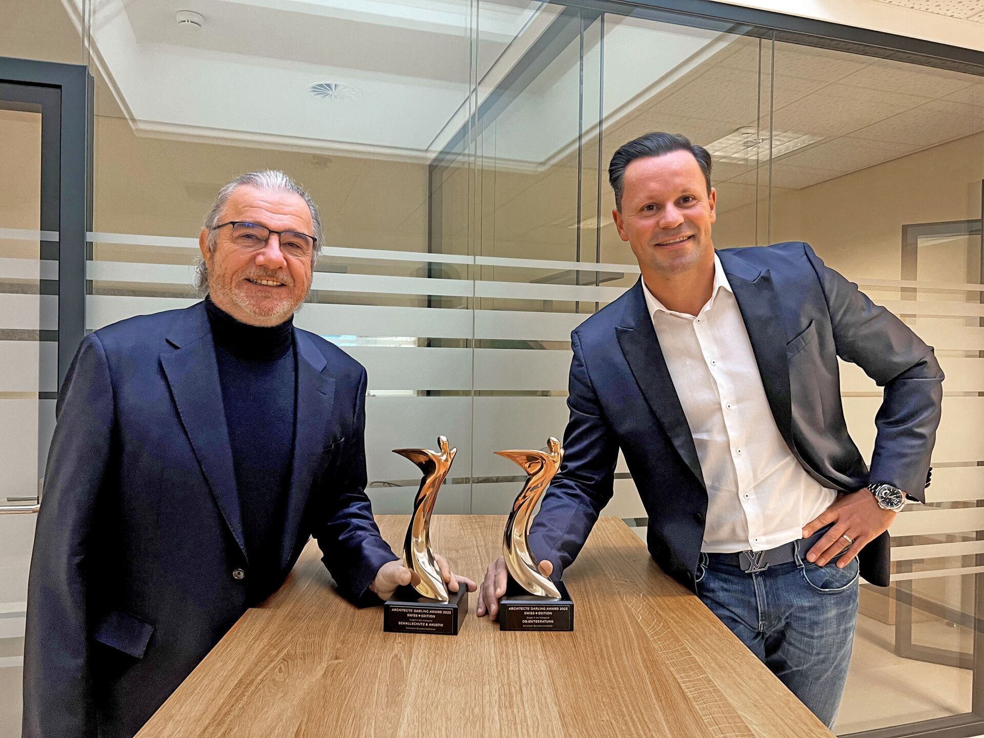 Roland Pabst et Jean-Yves Boudot sont heureux d’avoir remporté l’or pour Knauf dans les catégories «Isolation phonique et acoustique» et «Conseil en matière de projets.» Roland Pabst et Jean-Yves Boudot sont heureux d’avoir remporté l’or pour Knauf dans les catégories «Isolation phonique et acoustique» et «Conseil en matière de projets.»