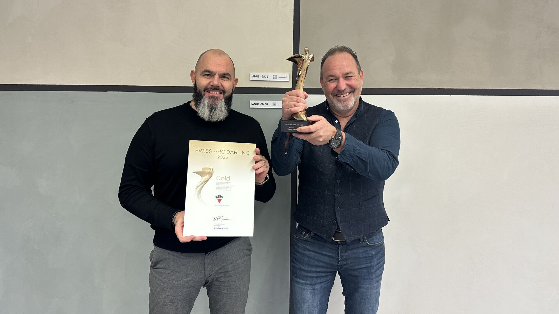 Nous sommes très heureux – merci beaucoup pour cette distinction. Marco Calogiuri, responsable technique (à gauche) et Urs Boschung, directeur général (à droite) Nous sommes très heureux – merci beaucoup pour cette distinction. Marco Calogiuri, responsable technique (à gauche) et Urs Boschung, directeur général (à droite)