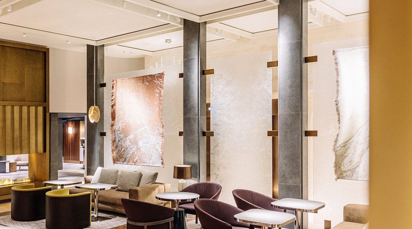 Dans le Mandarin Oriental Savoy Zurich, un design raffiné fusionne des éléments décoratifs avec des tons chauds et des accents modernes et associe des plafonds à caissons classiques avec des couvertures rafraîchissantes et chauffantes à la pointe de la technologie. | Photo © monoplan Dans le Mandarin Oriental Savoy Zurich, un design raffiné fusionne des éléments décoratifs avec des tons chauds et des accents modernes et associe des plafonds à caissons classiques avec des couvertures rafraîchissantes et chauffantes à la pointe de la technologie. | Photo © monoplan