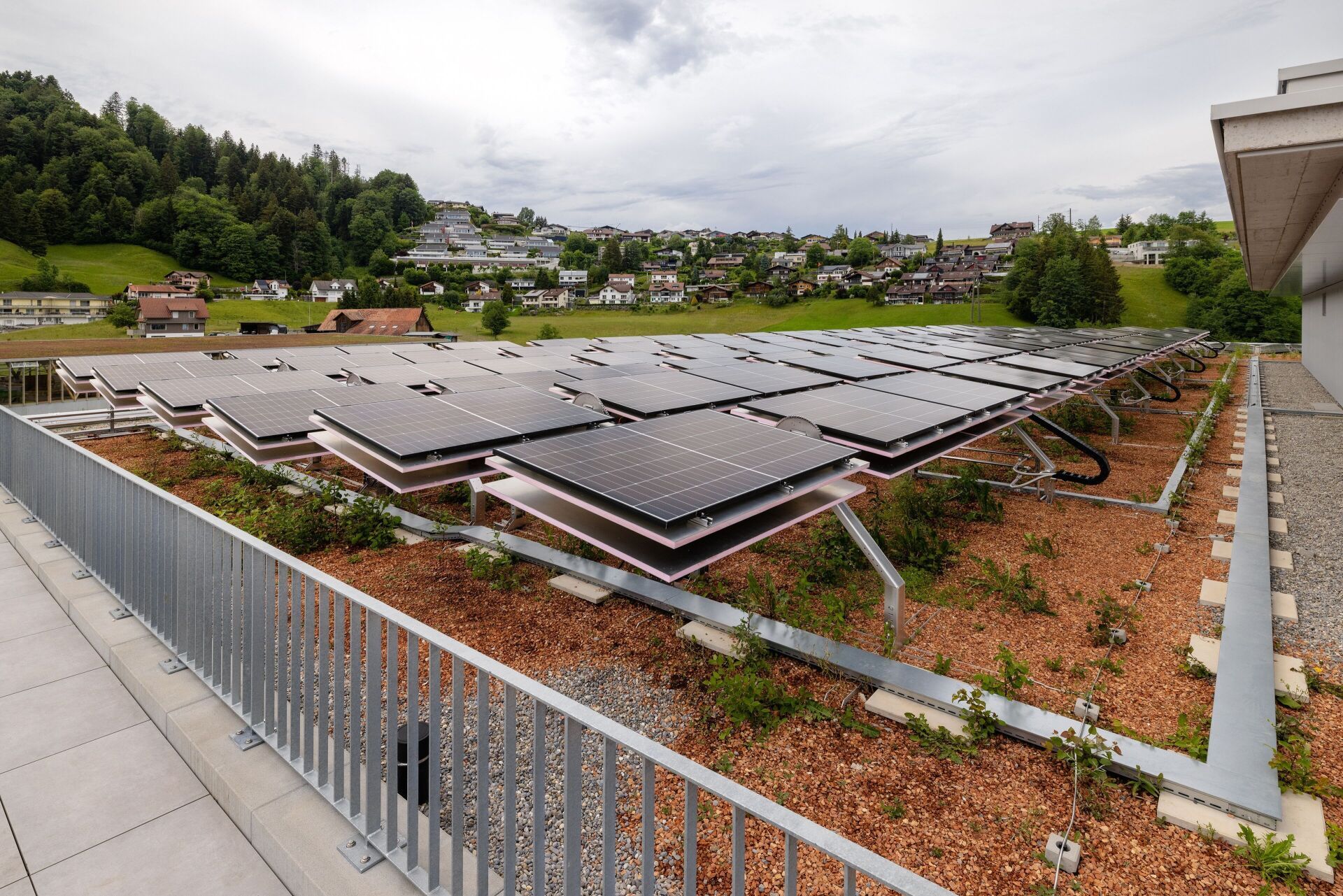 Les modules photovoltaïques suivent la course du soleil et produisent ainsi environ 20 pour cent d'électricité en plus pendant la journée pour le fonctionnement du bâtiment. | Photo © KST AG KST AG