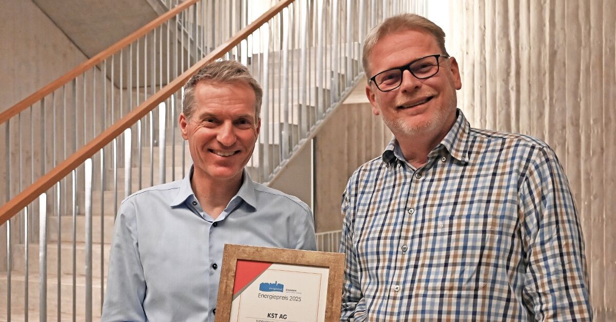 Le conseiller de district Jürg Kalbermatten (à droite) s'est réjoui de remettre le Prix de l'énergie 2025 à Beat Schönbächler (à gauche), fondateur et propriétaire de KST. | Photo: Michael Haug © Swica Michael Haug © Swica