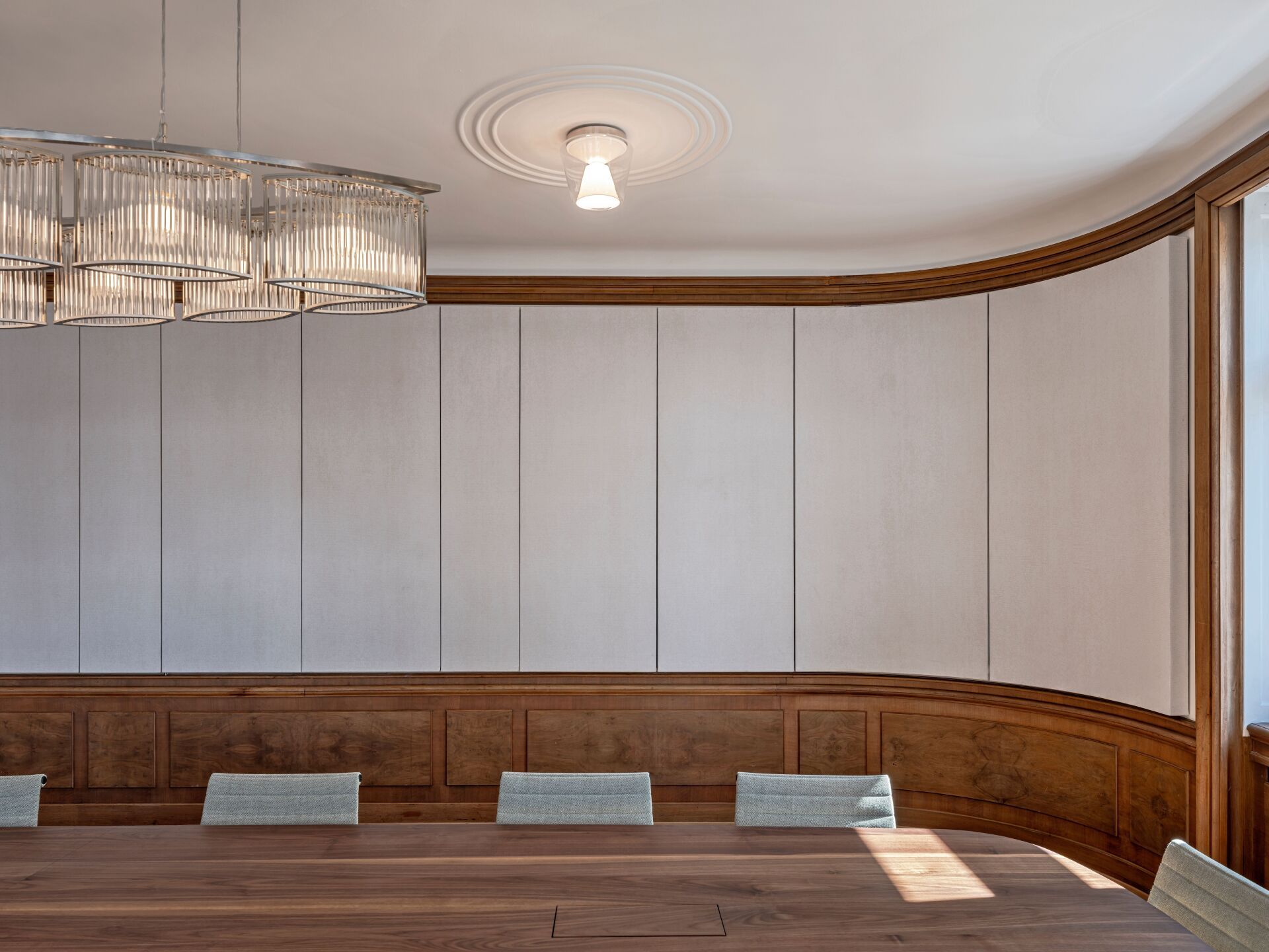 Stoffbespannte Paneele folgen den bestehenden Rundungen und zitieren die historische Materialität des Baus aus den 1930er-Jahren. | Foto: © R&D Dürr Architekturfotografie R&D Dürr Architekturfotografie