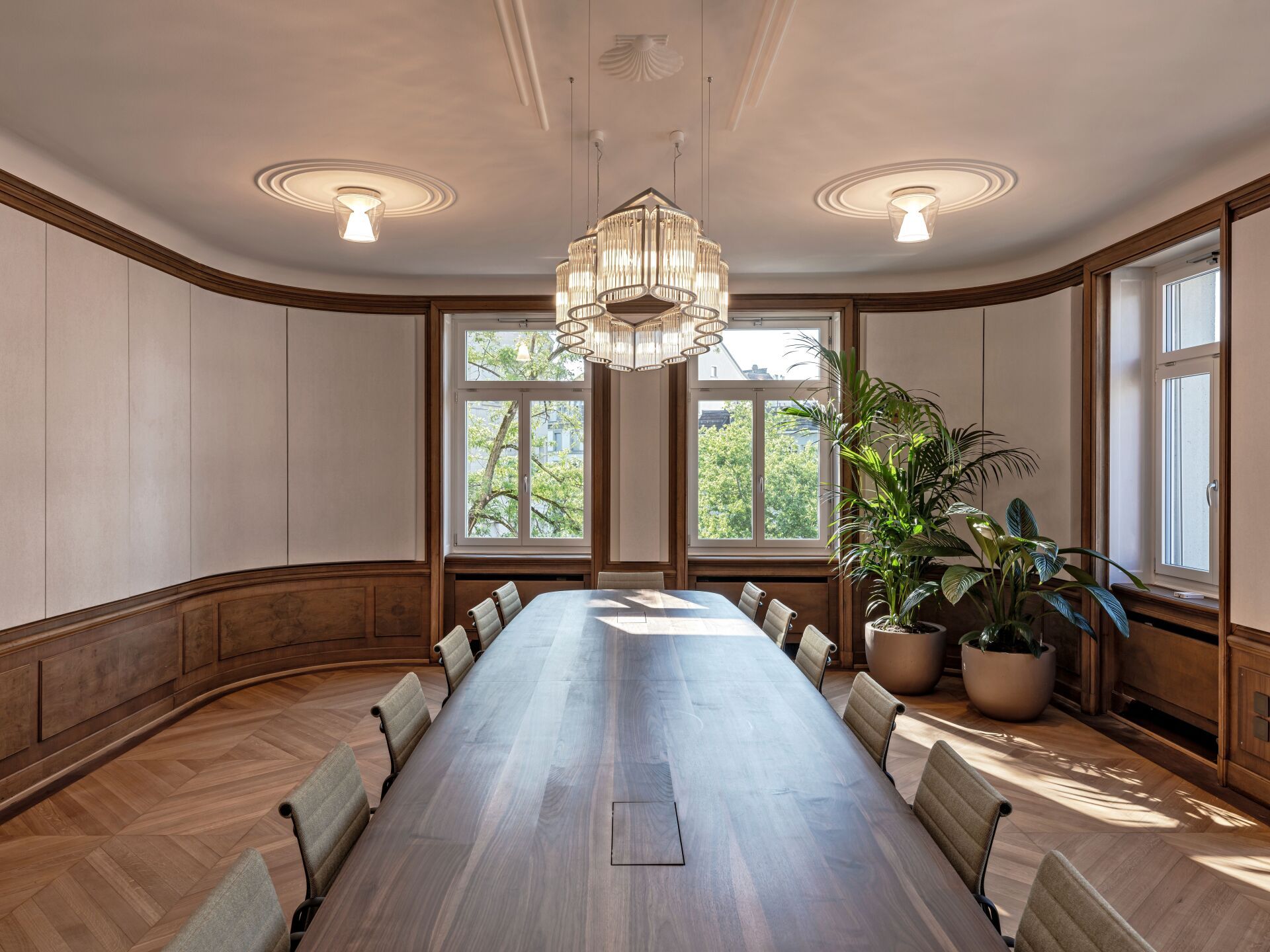 Spezialanfertigungen statt Standard: Die Innenwand des denkmalpflegerisch geschützten Meetingraums ist von KST thermisch aktiviert. | Foto: © R&D Dürr Architekturfotografie R&D Dürr Architekturfotografie