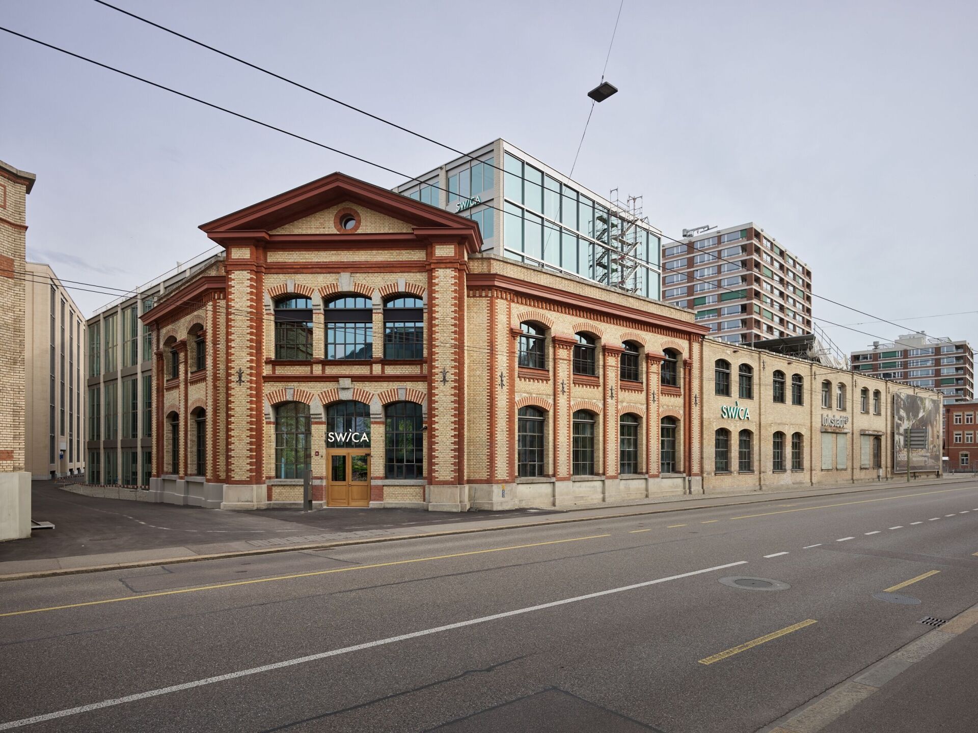 Verbindet Alt und Neu: der gläserne Neubau im denkmalgeschützten Portikus. | Foto: Michael Haug © SWICA Michael Haug © SWICA