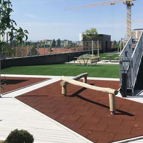 Dachflächen in sichere Lernumgebungen verwandeln
