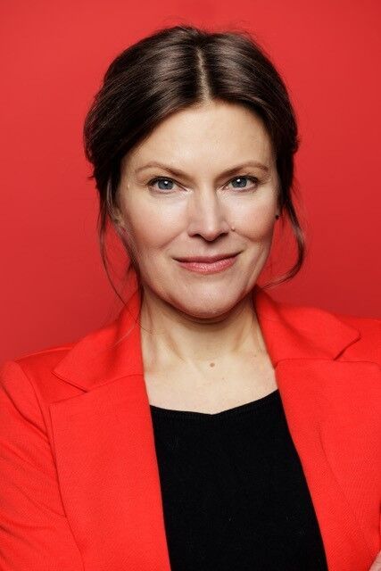 La présentatrice suisse Noémi Besedes fait découvrir la TÜR26 aux invités. | Photo: Noémi Besedes La présentatrice suisse Noémi Besedes fait découvrir la TÜR26 aux invités.