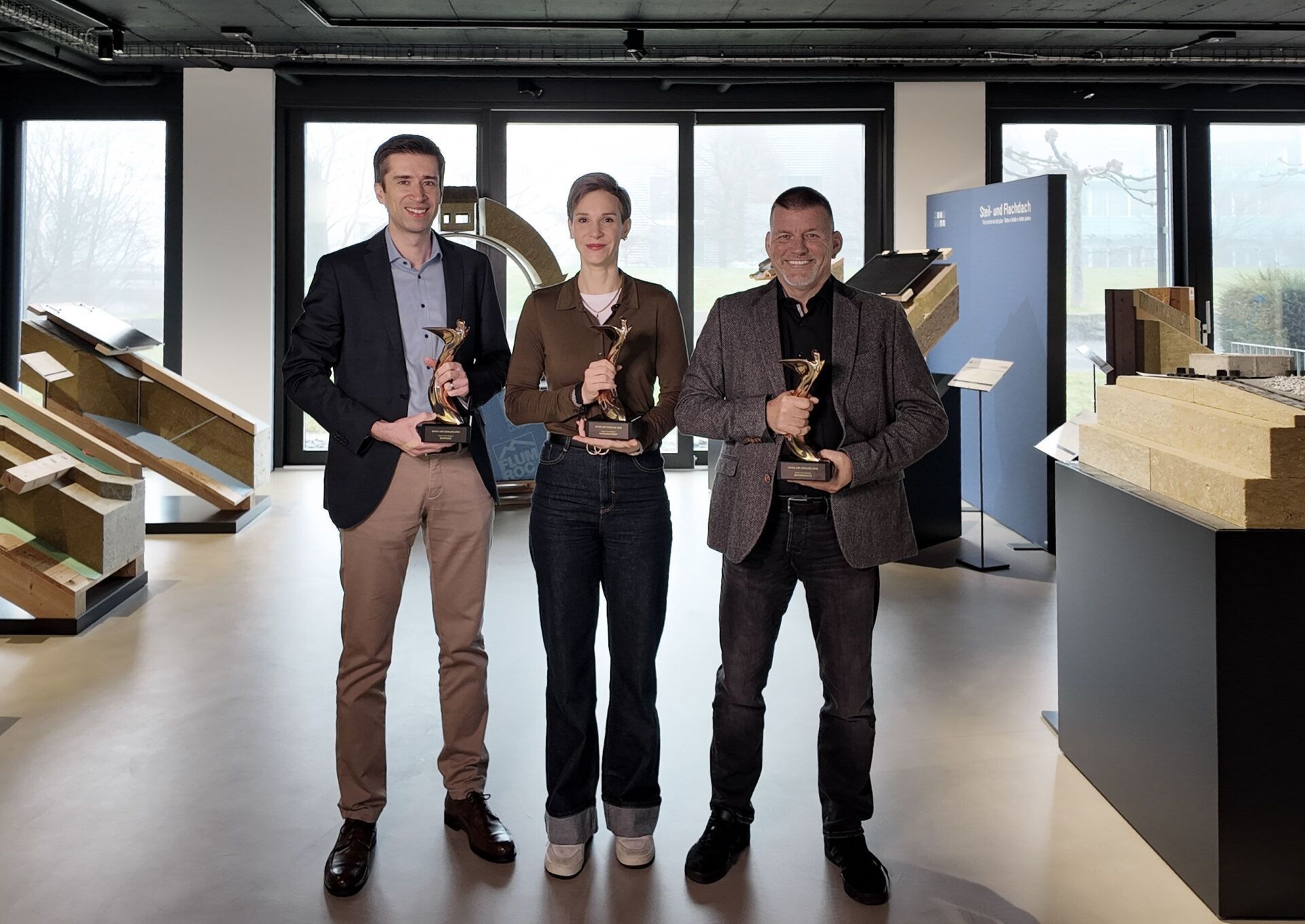 Damian Gort, Geschäftsführer der Flumroc AG, Céline Voser, Leiterin Marketing und Kommunikation und Franz Kainz, Leiter Verkauf freuen sich über die Auszeichnungen. Damian Gort, Geschäftsführer der Flumroc AG, Céline Voser, Leiterin Marketing und Kommunikation und Franz Kainz, Leiter Verkauf freuen sich über die Auszeichnungen.