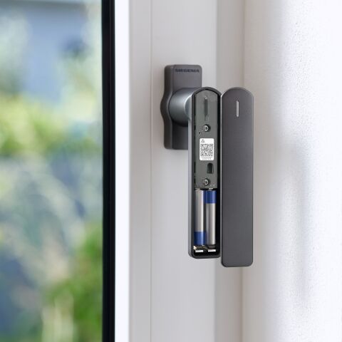 Der smarte Fenstergriff von Siegenia verbindet Sicherheit und Komfort