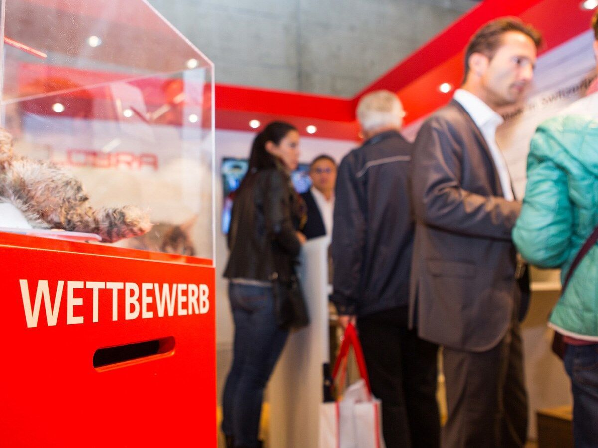 Am Stand gibt es einen Wettbewerb sowie erfrischende Getränke © Lübra Apparatebau AG Am Stand gibt es einen Wettbewerb sowie erfrischende Getränke © Lübra Apparatebau AG