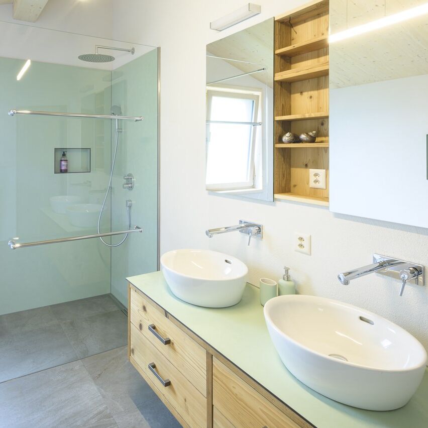 Meubles de salle de bains revêtus de HPL dans une maison individuelle Jacomet © Argolite AG Meubles de salle de bains revêtus de HPL dans une maison individuelle Jacomet
