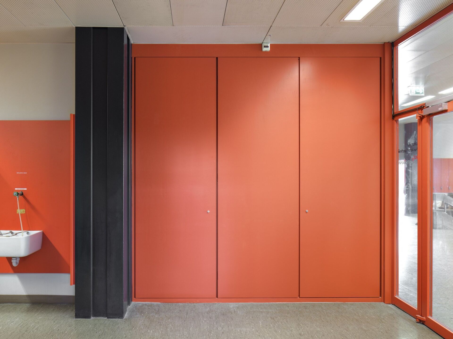Les installations sont placées là où elles sont nécessaires selon le concept architectural: dans des puits en béton et dans la maçonnerie, dans des éléments de construction en bois ou dans des cloisons de puits d’installations de construction à sec. | Photo © Rigips AG Les installations sont placées là où elles sont nécessaires selon le concept architectural: dans des puits en béton et dans la maçonnerie, dans des éléments de construction en bois ou dans des cloisons de puits d’installations de construction à sec. | Photo © Rigips AG