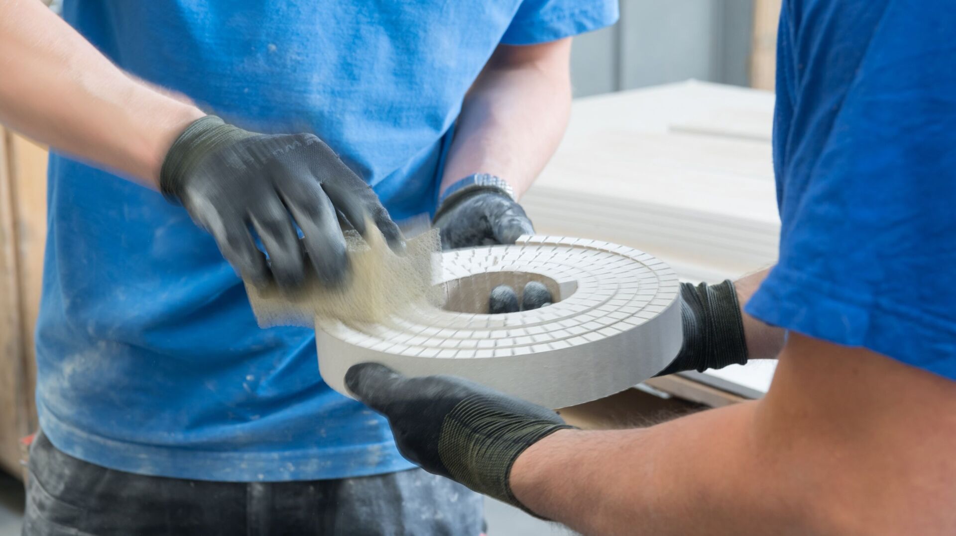 Préfabrication en usine: les éléments cintrés découpés et les bandes de plaques de plâtre rainurées sont assemblés ici manuellement pour former des éléments à incorporer à plusieurs couches. | Photo © Rigips AG Préfabrication en usine: les éléments cintrés découpés et les bandes de plaques de plâtre rainurées sont assemblés ici manuellement pour former des éléments à incorporer à plusieurs couches. | Photo © Rigips AG
