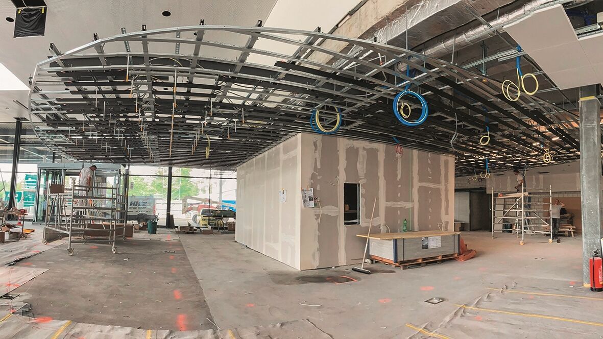 Plafond métallique rafraîchissant avant le revêtement. Plafond métallique rafraîchissant avant le revêtement.