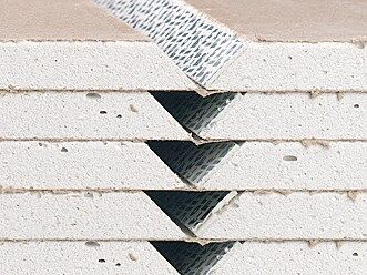 Les éléments préfabriqués RiForm Falt-Fix sont livrés à plat, de façon à présenter un encombrement réduit, et ils sont collés sur place avec du ruban adhésif RiForm Falt-Fix installé en usine. | Photo © Rigips AG Les éléments préfabriqués RiForm Falt-Fix sont livrés à plat, de façon à présenter un encombrement réduit, et ils sont collés sur place avec du ruban adhésif RiForm Falt-Fix installé en usine. | Photo © Rigips AG