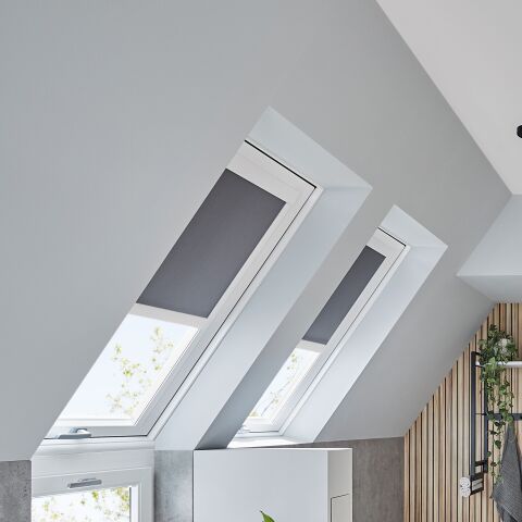 Dachfensterrollo mit Akkuantrieb
