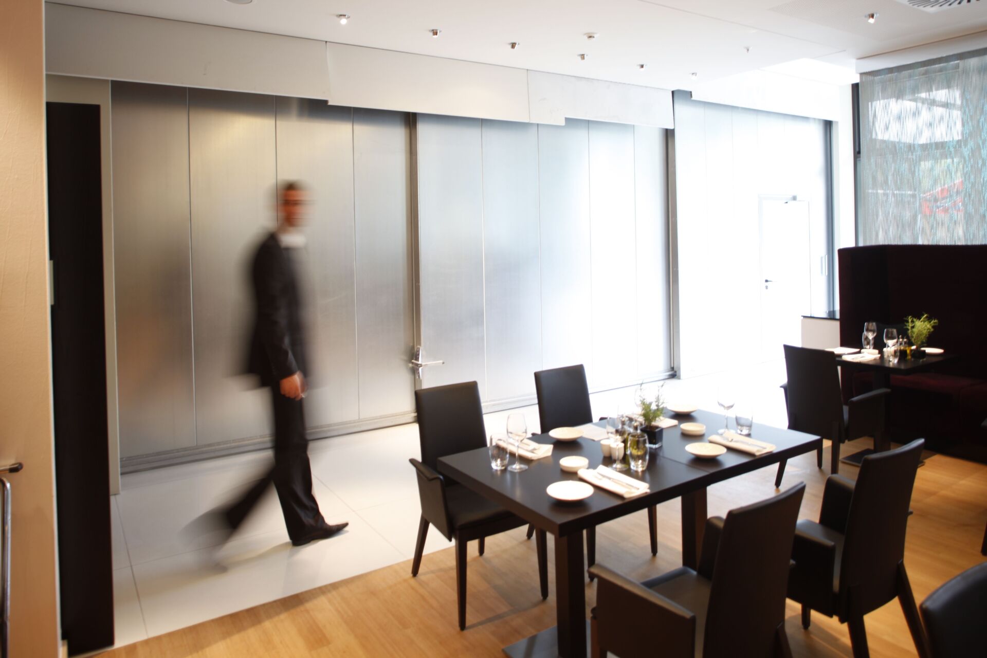 Das dreifach teleskopierbare Tor fügt sich unauffällig in die Architektur ein und schafft Raum für flexible Nutzungen. | Foto © Stawin AG Stawin AG