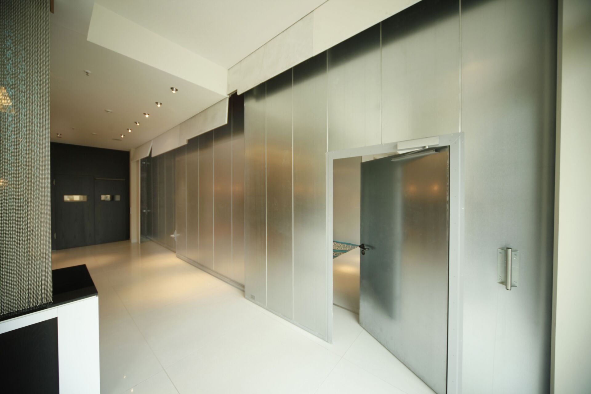 Das dreifach teleskopierbare Tor fügt sich unauffällig in die Architektur ein und schafft Raum für flexible Nutzungen. | Foto © Stawin AG Stawin AG
