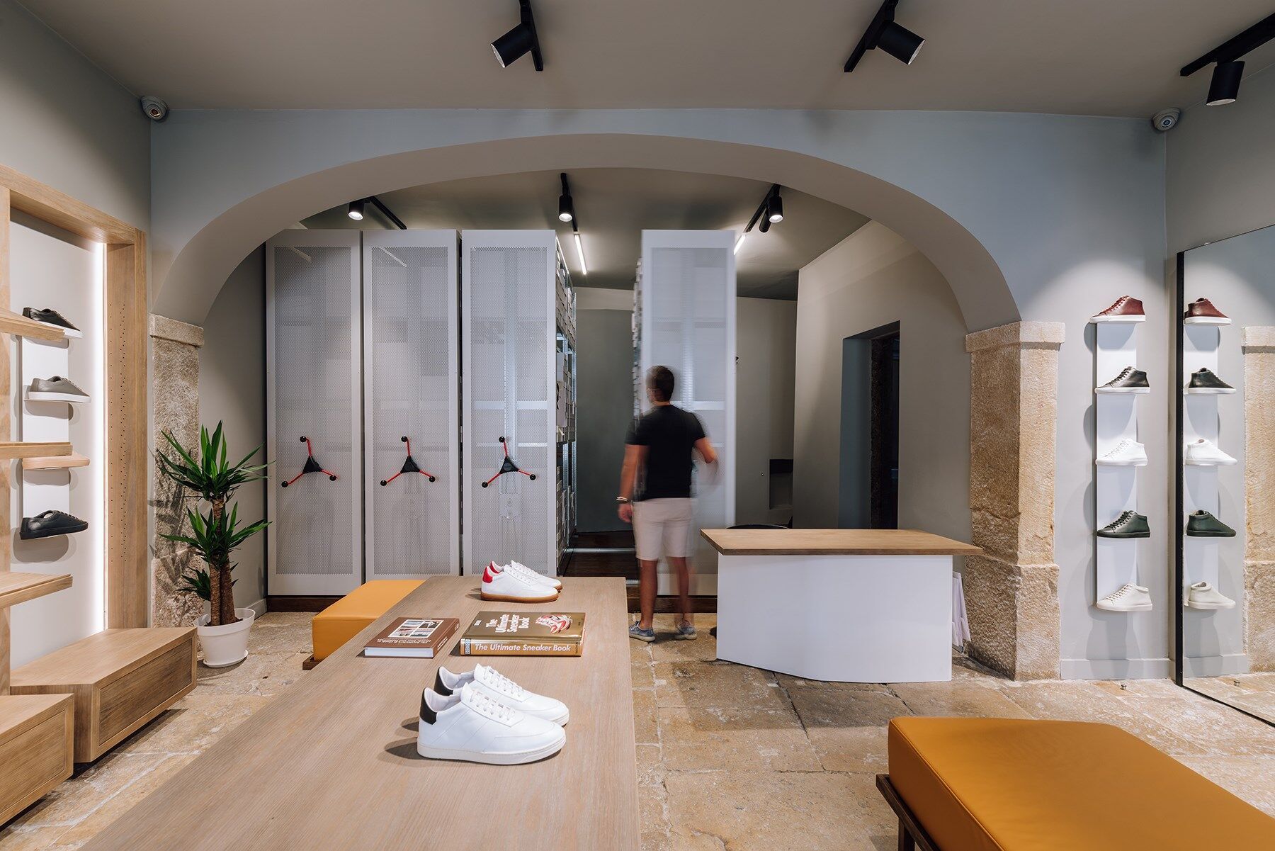L'ensemble du système d'étagères permet une utilisation optimale de l'espace. Foreg 2000, Jak Shoes, Portugal | Photo © Architekt Tiago Silva Dias