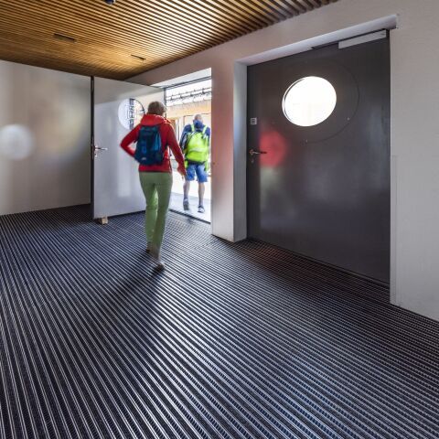 Massarbeit am Glacier 3000