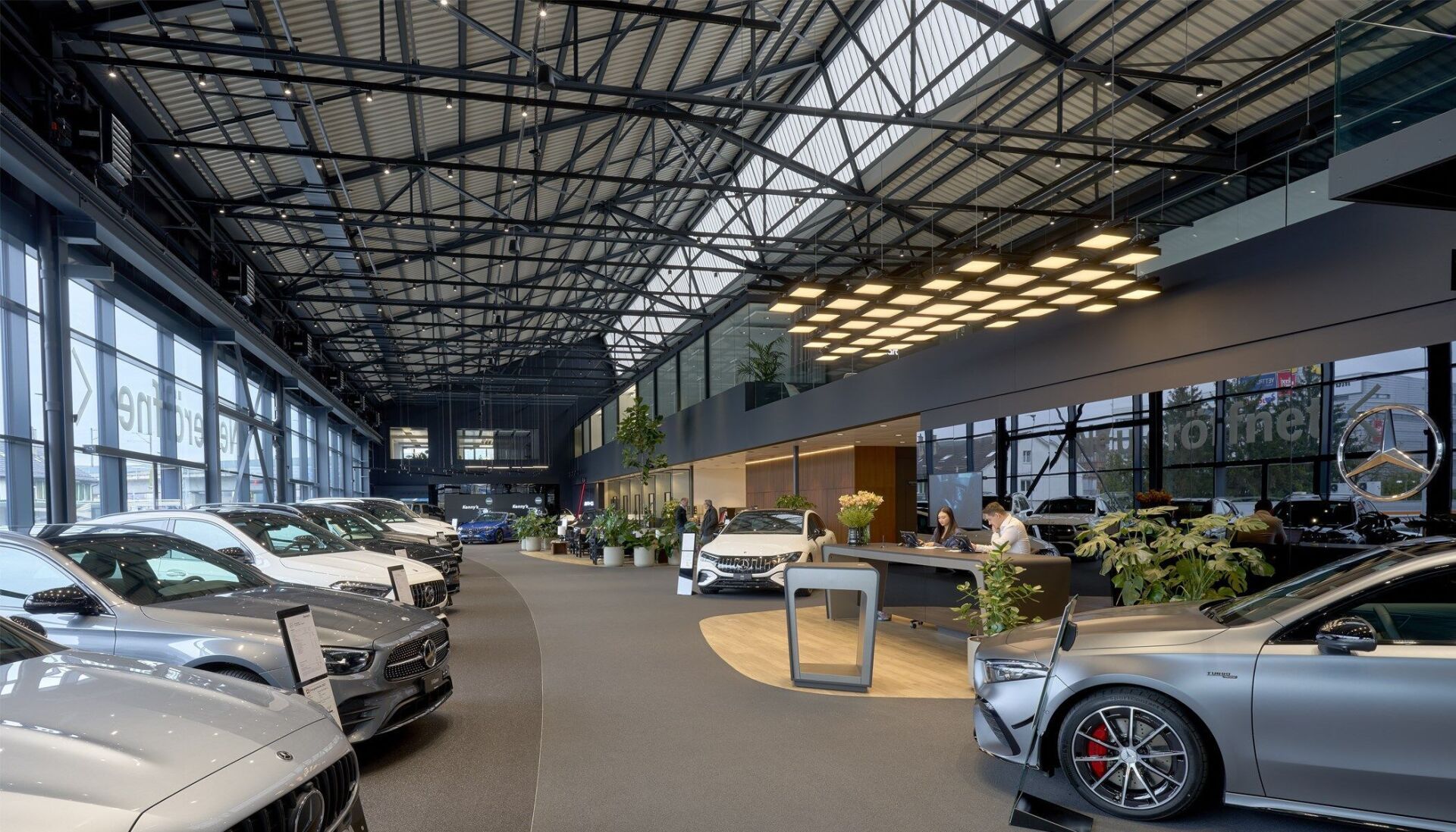 Dans le centre auto Kennys de Dietlikon, il a déjà été installé un total de 46 éléments Grillodur en fibre de verre avec cinq clapets de verrière offrant un apport d'air frais idéal. | photo: René Løkkegaard Jepsen Dans le centre auto Kennys de Dietlikon, il a déjà été installé un total de 46 éléments Grillodur en fibre de verre avec cinq clapets de verrière offrant un apport d'air frais idéal. | photo: René Løkkegaard Jepsen