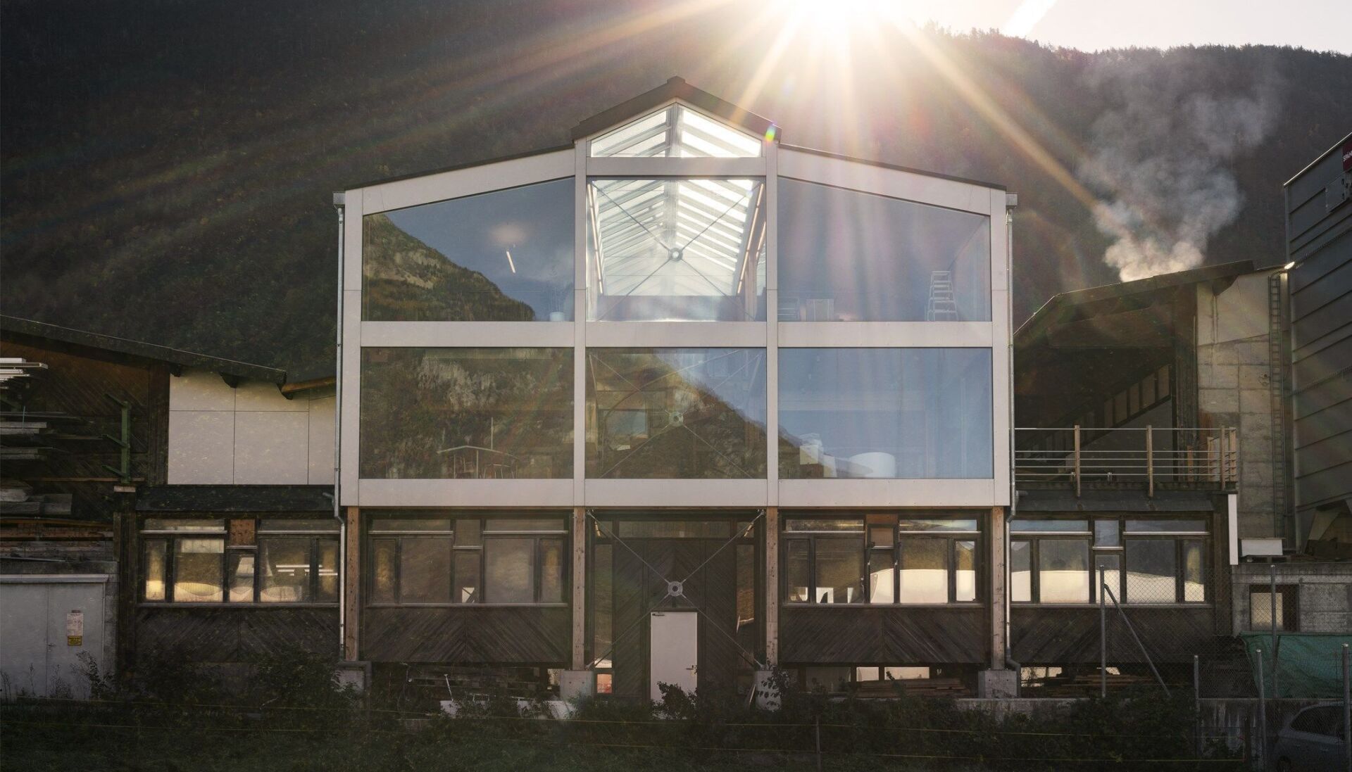 Velux Modular Skylights Sattellichtbänder setzen den Unternehmenssitz von Eskiss in Martigny gleichermassen von innen und aussen in Szene. | photo: Marcel Rickli Velux Modular Skylights Sattellichtbänder setzen den Unternehmenssitz von Eskiss in Martigny gleichermassen von innen und aussen in Szene. | photo: Marcel Rickli