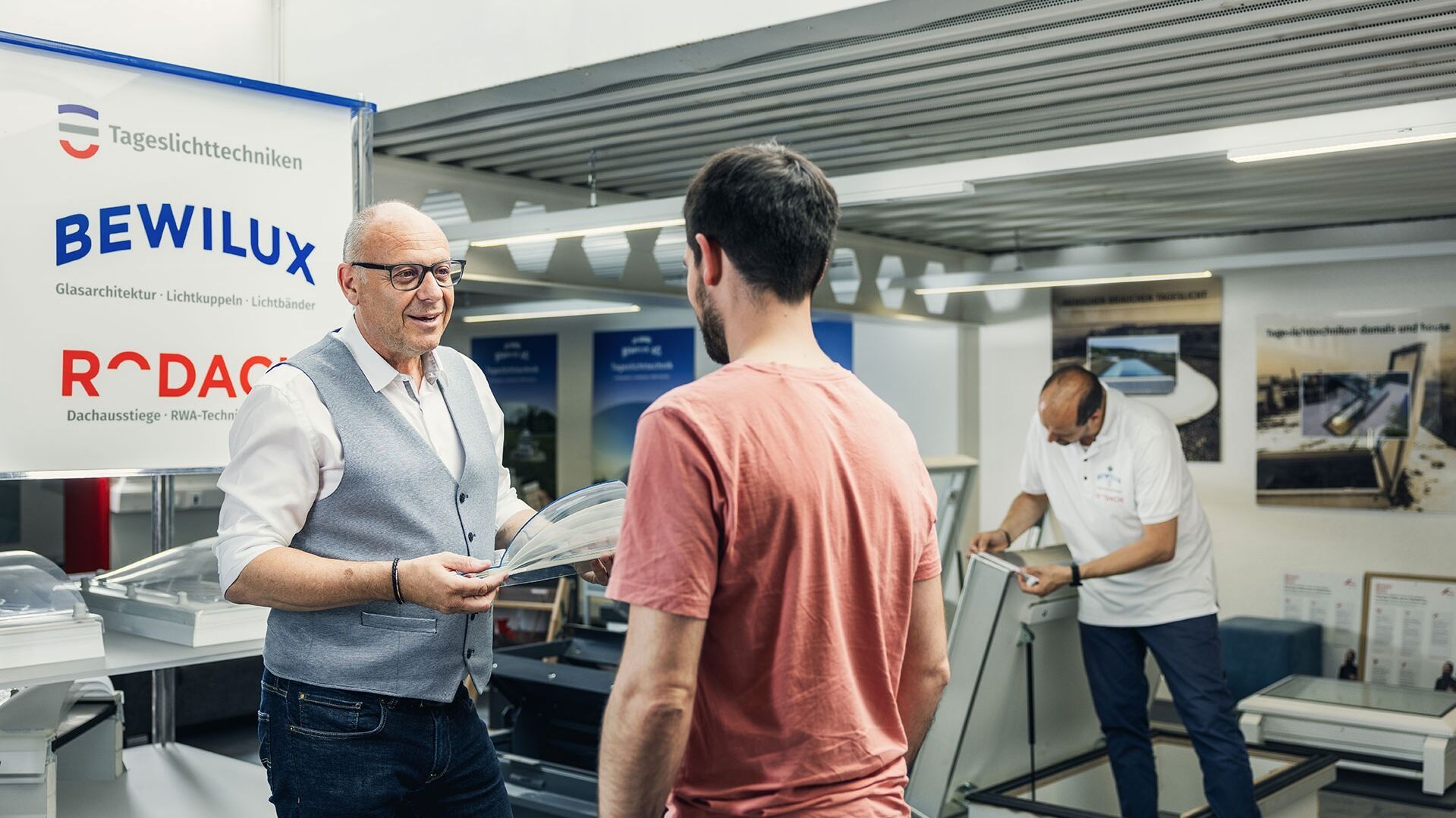 Beratungsgespräch am Messestand | Foto © Tageslichttechniken Bewilux Rodach AG Beratungsgespräch am Messestand | Foto © Tageslichttechniken Bewilux Rodach AG