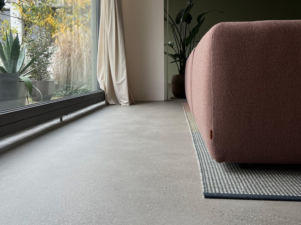 Kornschliff und Bodensanierung mit Ashford Formula in einem Wohnraum mit Sichtbeton Kornschliff und Bodensanierung mit Ashford Formula in einem Wohnraum mit Sichtbeton