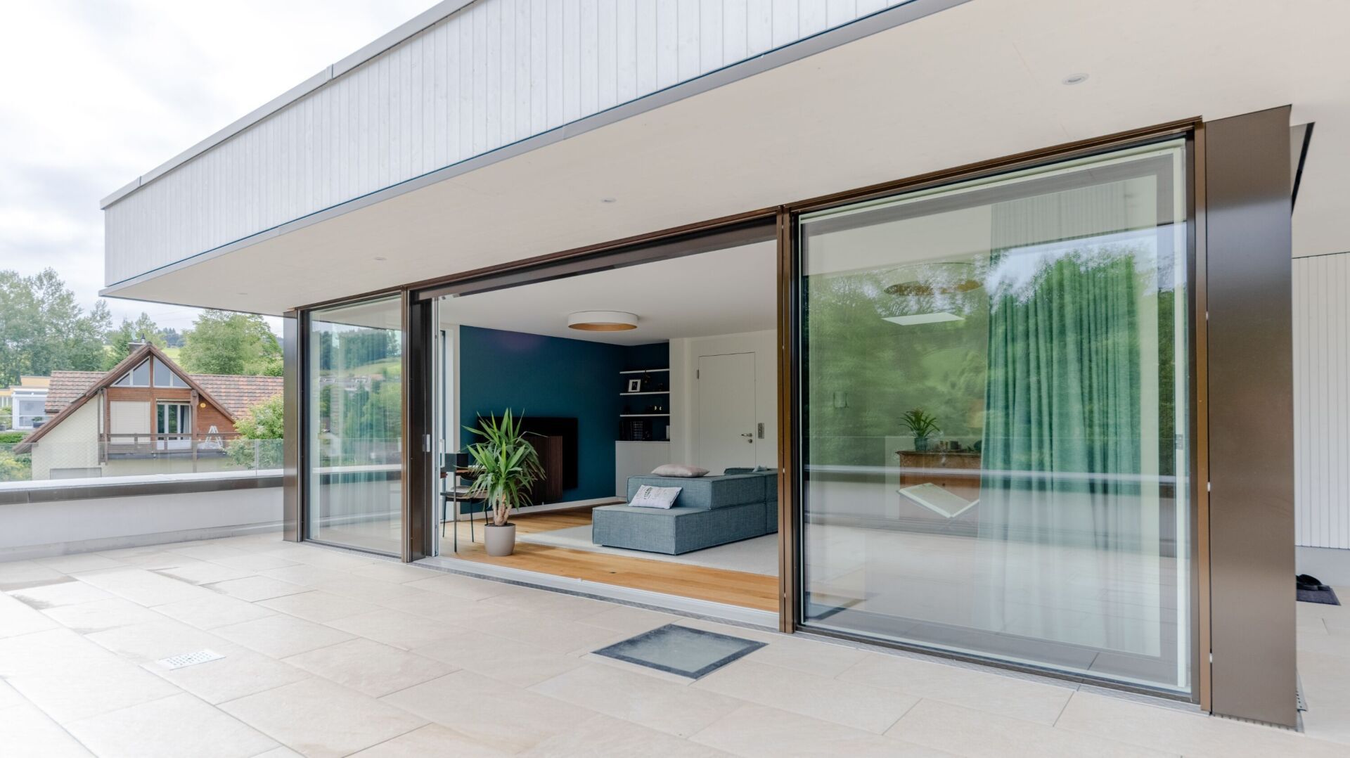 Les portes coulissantes à levage en bois/aluminium d’EgoKiefer au design XL allient matériaux de qualité, design moderne et fonctionnalité bien pensée – idéales pour les maîtres d’ouvrage exigeants. | Photo: © Urscheler Medien Les portes coulissantes à levage en bois/aluminium d’EgoKiefer au design XL allient matériaux de qualité, design moderne et fonctionnalité bien pensée – idéales pour les maîtres d’ouvrage exigeants. | Photo: © Urscheler Medien