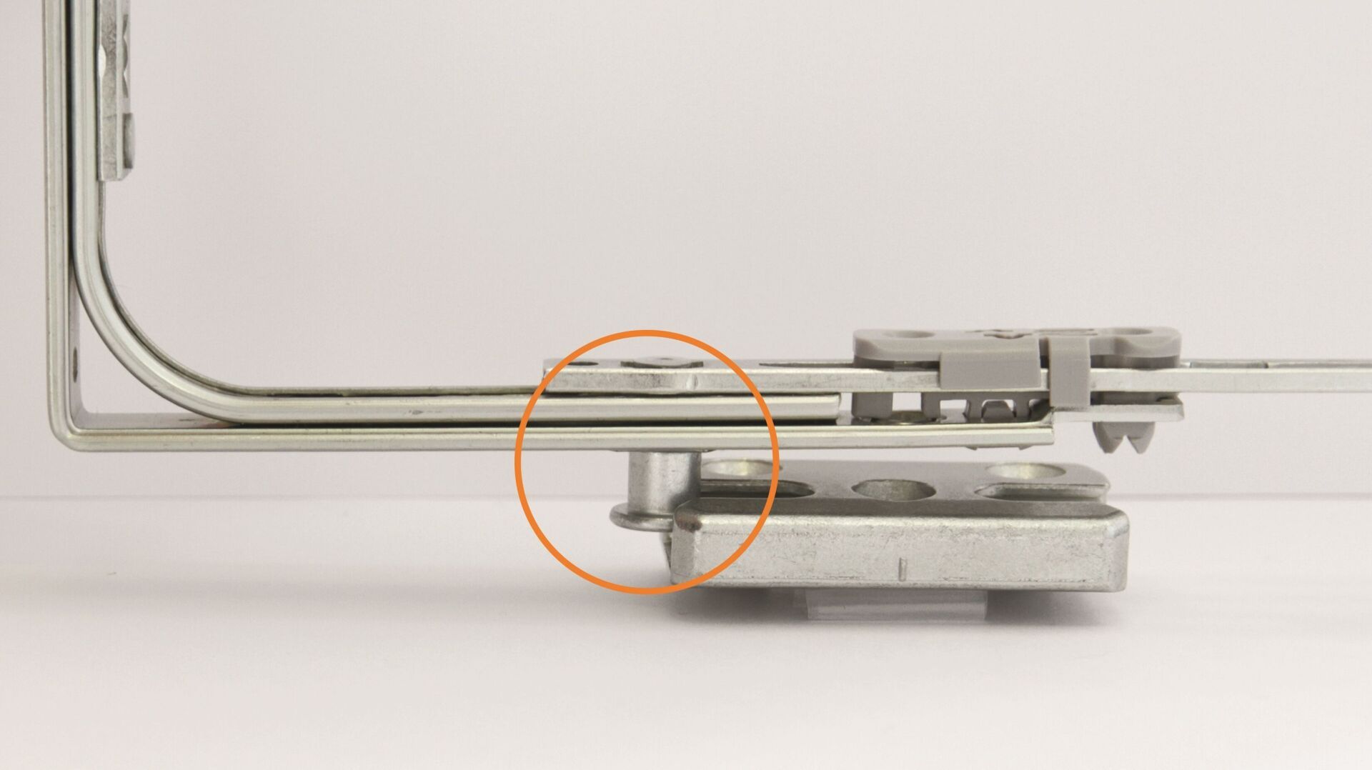 Pilzkopfzapfen und Schliessblech: Die Dreifach-Verschraubung sorgt für eine besonders feste Verankerung im Rahmen. Die doppelt hinterschnittene Geometrie in Kombination mit Pilzkopfzapfen bieten so maximale Sicherheit.