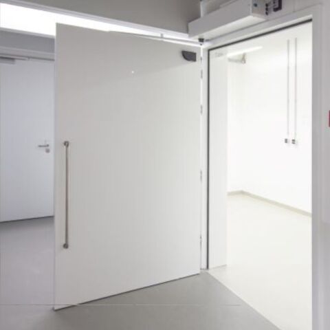 Des portes de radioprotection massives sous contrôle souverain