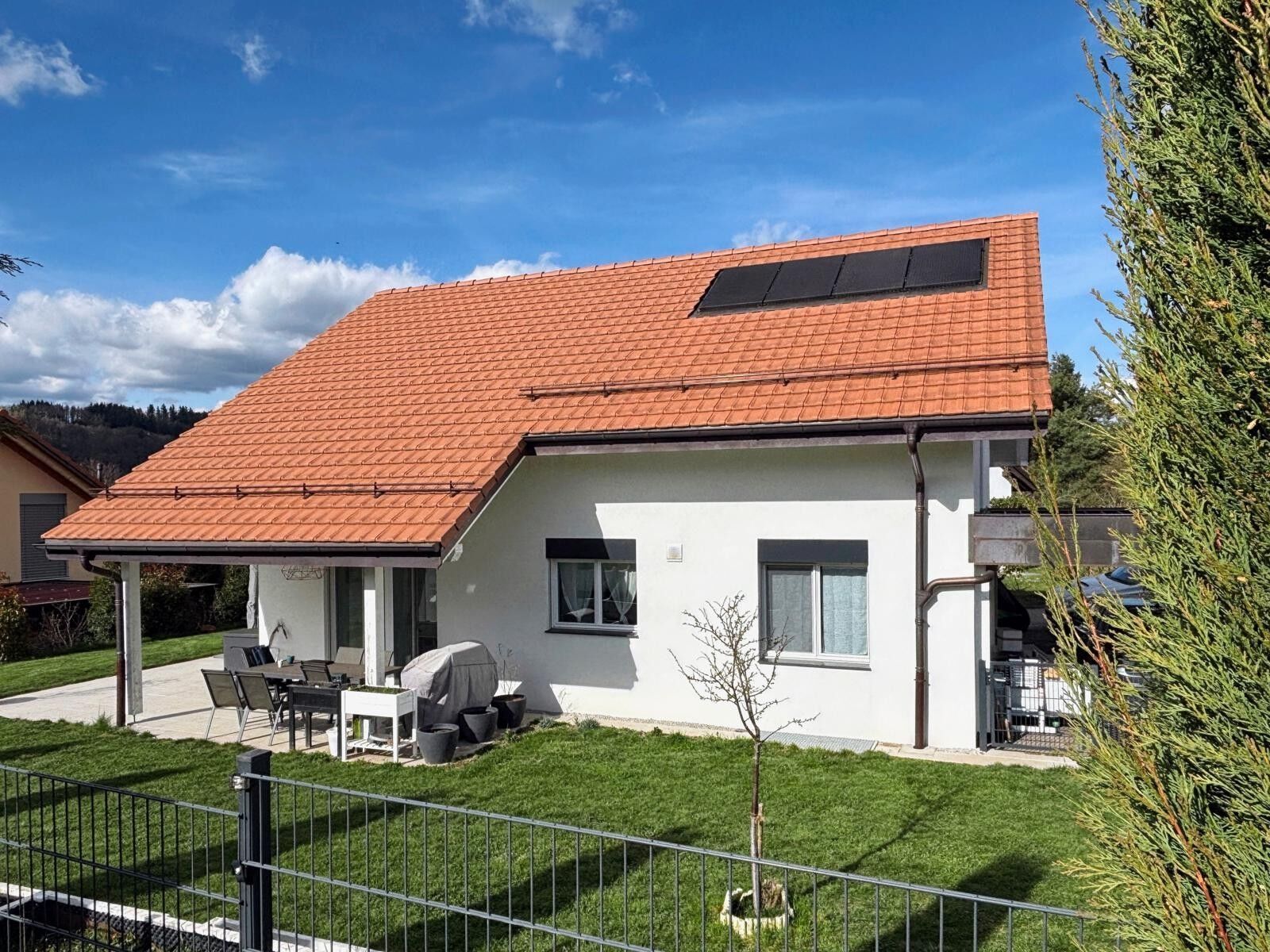 A l’usage, les panneaux Isorigid s’avèrent d’excellents isolants thermiques, été comme hiver. Leur incombustibilité est aussi un atout lorsqu’on pose du photovoltaïque. Photo Jean-A. Luque A l’usage, les panneaux Isorigid s’avèrent d’excellents isolants thermiques, été comme hiver. Leur incombustibilité est aussi un atout lorsqu’on pose du photovoltaïque. Photo Jean-A. Luque