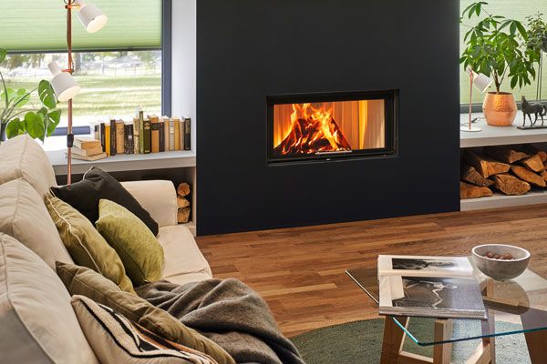 Der hohe Bedienkomfort einer Gasfeuerstelle bietet eine Alternative zu Holz, ohne an Atmosphäre einzubüssen. | Foto: Ganz Baukeramik AG Der hohe Bedienkomfort einer Gasfeuerstelle bietet eine Alternative zu Holz, ohne an Atmosphäre einzubüssen. | Foto: Ganz Baukeramik AG