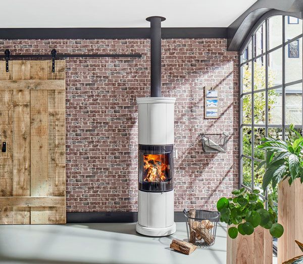 Die Keramik des Cheminéeofens speichert nicht nur Wärme, sie unterstreicht auch das heimelige Gefühl vom Feuer. | Foto: Ganz Baukeramik AG Die Keramik des Cheminéeofens speichert nicht nur Wärme, sie unterstreicht auch das heimelige Gefühl vom Feuer. | Foto: Ganz Baukeramik AG