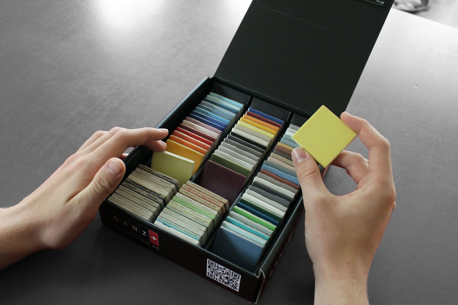«PatchWork» – la collection d'échantillons de céramique présente 50 couleurs allant du blanc sobre au curry, du bleu pigeon à l'olive. «PatchWork» – la collection d'échantillons de céramique présente 50 couleurs allant du blanc sobre au curry, du bleu pigeon à l'olive.