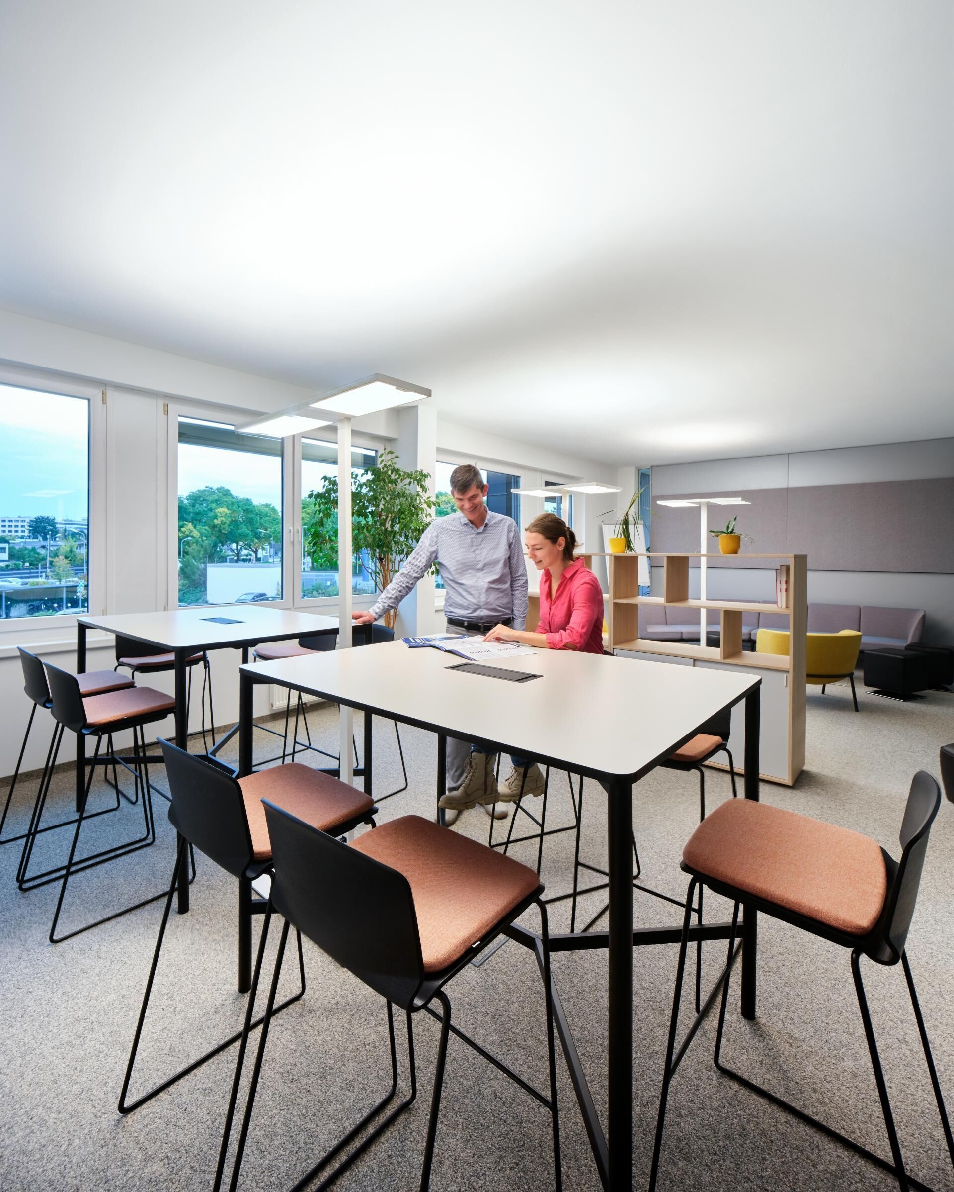 Für die neu gestaltete Networking Area kam erneut die Kugelgarn-Kollektion Symphonie zum Einsatz. Für die neu gestaltete Networking Area kam erneut die Kugelgarn-Kollektion Symphonie zum Einsatz.